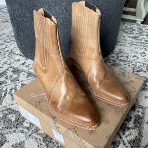 Free People New Frontier Chelsea Boot Distressed Tan, Size 8.5 38.5 EU
